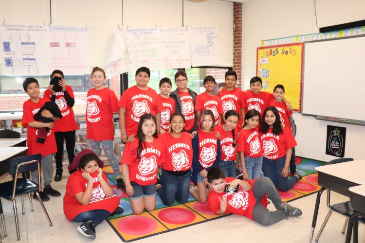 Mrs. Pasturczak's class shows off their 5th grade t-shirts!